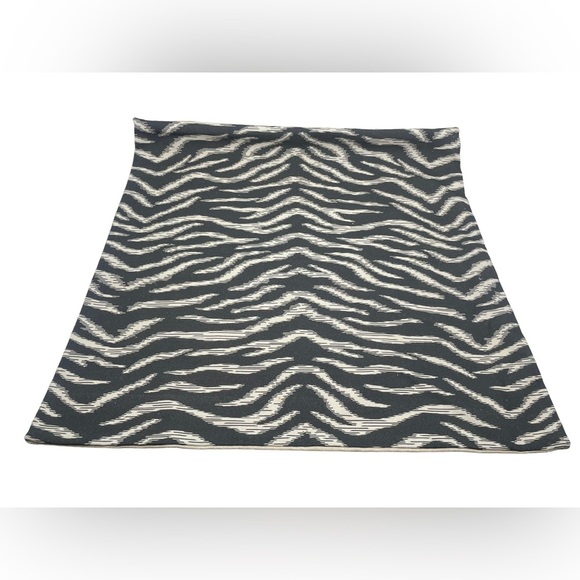 Never used! black and white Tiger Print Pillow Cover - Picture 4 of 10